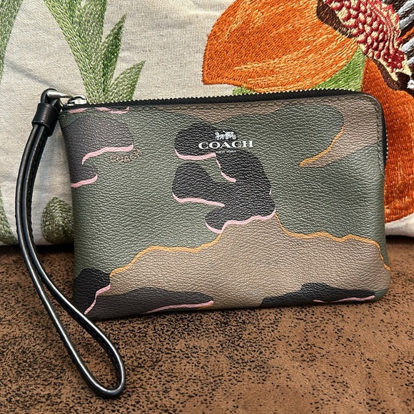 Coach Handbags - COACH WILD CAMO 31704 CORNER ZIP WRISTLET WALLET SLG SMALL LEATHER GOODS LNC